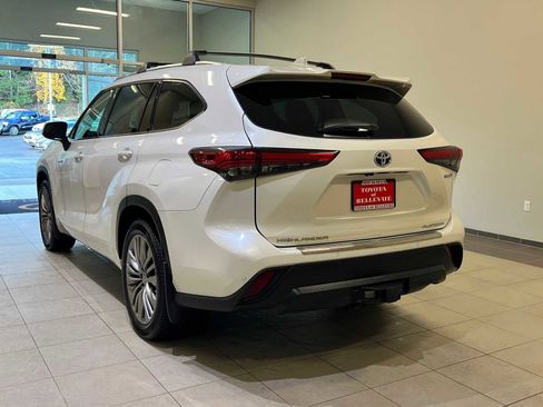 Certified 2020 Toyota Highlander Limited Platinum image 4