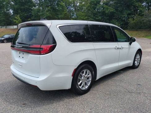 Used 2023 Chrysler Pacifica Touring-L FWD image 4