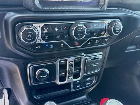Used 2023 Jeep Wrangler Unlimited Sahara AWD/4WD image 17