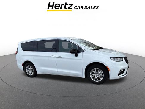 Used 2025 Chrysler Pacifica Select image 1