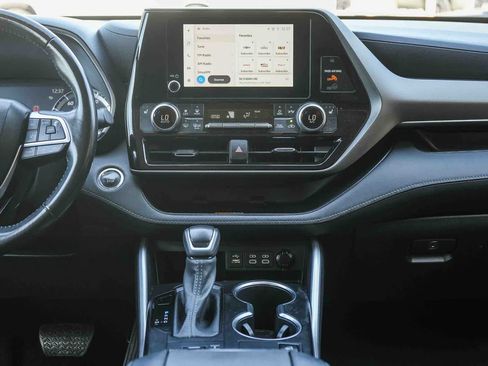 Used 2023 Toyota Highlander XLE AWD/4WD image 13