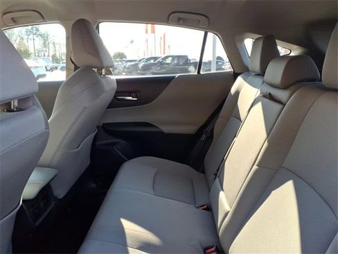 Used 2023 Toyota Venza LE image 7