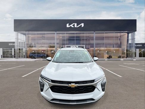 Used 2024 Chevrolet Trax LT image 3