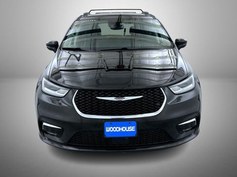 Used 2021 Chrysler Pacifica Touring-L image 2