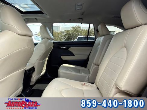 Used 2025 Toyota Highlander XLE AWD/4WD image 34