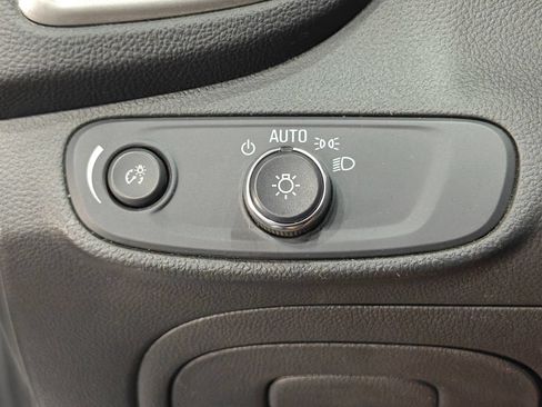 Used 2020 Chevrolet Trax LT w/ LT Convenience Package FWD image 39