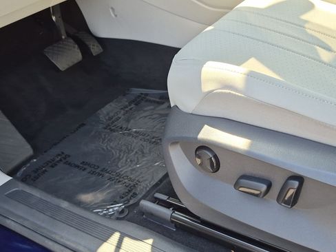 Used 2023 Volkswagen Tiguan SE w/ Panoramic Sunroof Package FWD image 17