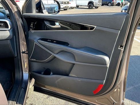 Used 2019 Kia Sorento SX image 26