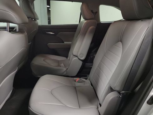 Used 2023 Toyota Highlander XLE AWD/4WD image 27