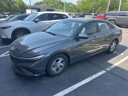 Certified 2024 Hyundai Elantra SE FWD image 3