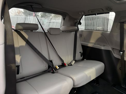 Used 2016 Toyota Sienna Limited image 16