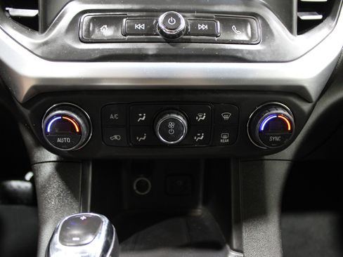 Used 2018 GMC Acadia SLE image 20