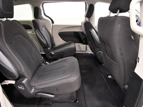 Used 2022 Chrysler Voyager LX FWD image 16