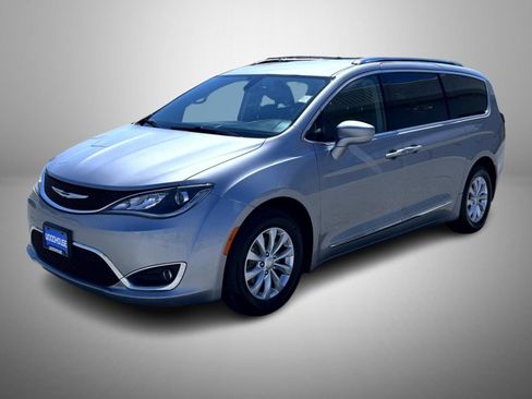 Used 2018 Chrysler Pacifica Touring-L Plus FWD image 1