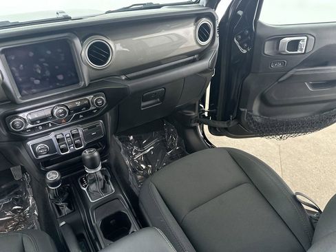 Used 2023 Jeep Wrangler Unlimited Sahara AWD/4WD image 19