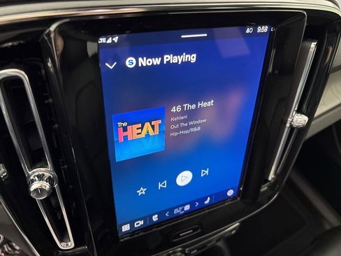 Used 2025 Volvo XC40 B5 Plus image 30