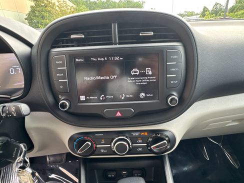 Used 2025 Kia Soul LX w/ LX Technology Package FWD image 27