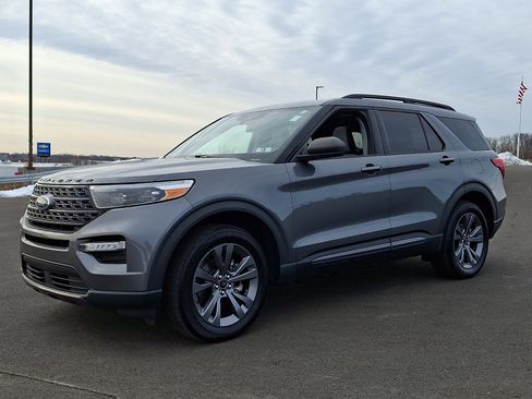 Used 2021 Ford Explorer XLT w/ Equipment Group 202A image 3