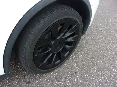 Used 2021 Tesla Model Y Long Range image 11