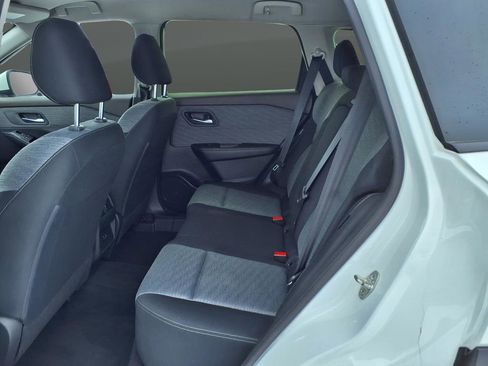 Used 2023 Nissan Rogue SV image 39