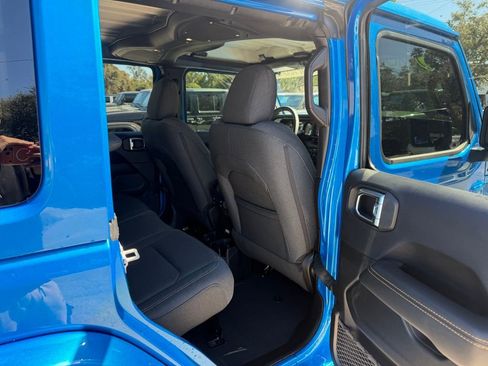 Used 2025 Jeep Wrangler Sahara image 29