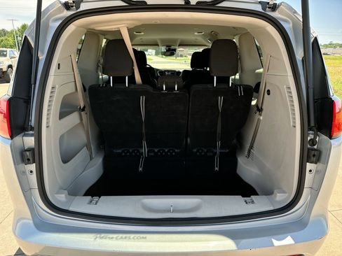 Used 2023 Chrysler Voyager LX image 21