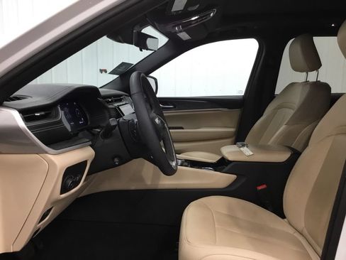 Used 2023 Jeep Grand Cherokee Limited w/ Luxury Tech Group II AWD/4WD image 5