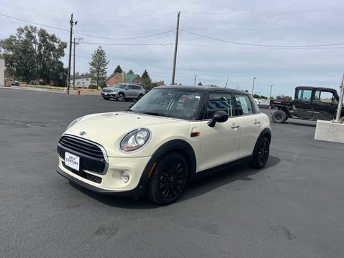Used 2018 MINI Cooper 4-Door Hardtop FWD image 3
