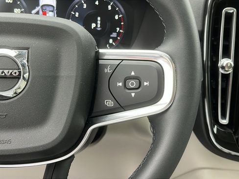 Used 2022 Volvo XC40 T5 Momentum image 15
