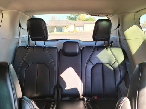 Used 2024 Chrysler Pacifica Touring-L image 17