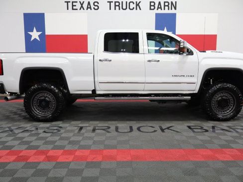 Used 2018 GMC Sierra 2500 Denali w/ Duramax Plus Package AWD/4WD image 13
