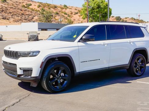 Used 2022 Jeep Grand Cherokee L Limited w/ Black Appearance Package RWD image 3