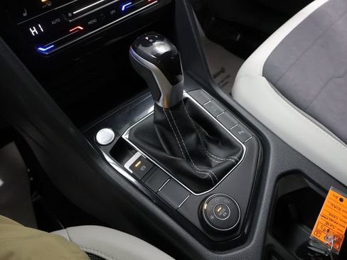 Used 2025 Volkswagen Taos SE image 29