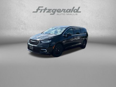Used 2025 Chrysler Pacifica Select FWD image 3