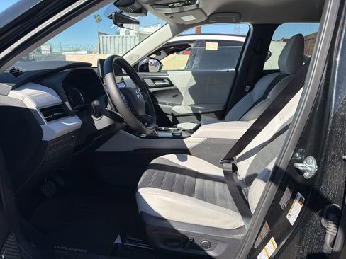 Used 2025 Mitsubishi Outlander SE image 12