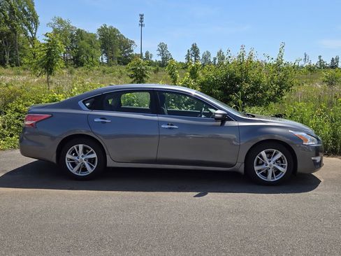 Used 2014 Nissan Altima 2.5 SV w/ Convenience Package FWD image 2