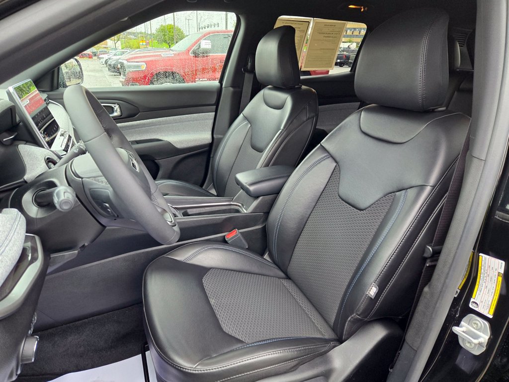 Used 2023 Jeep Compass Latitude w/ Mopar Graphics Package AWD/4WD image 16