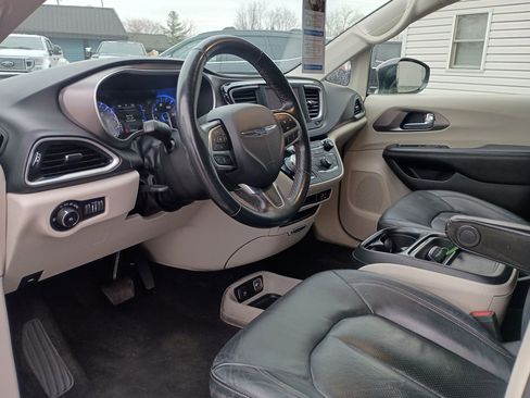 Used 2020 Chrysler Pacifica Touring-L image 13