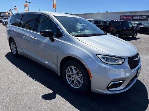 Used 2024 Chrysler Pacifica Touring-L FWD image 8