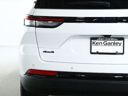 Used 2025 Jeep Grand Cherokee Altitude image 43