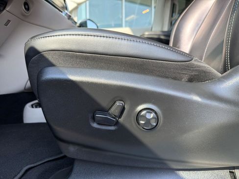 Used 2023 Chrysler Pacifica Touring-L FWD image 14