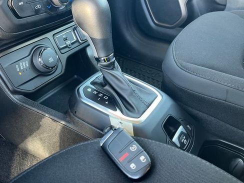 Used 2023 Jeep Renegade Latitude image 28