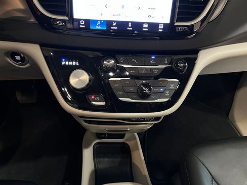 Used 2024 Chrysler Pacifica Touring-L image 43