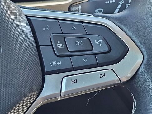 Used 2024 Volkswagen Tiguan SE w/ Panoramic Sunroof Package image 22