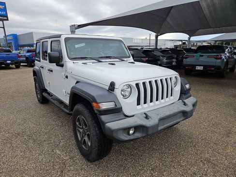 Used 2018 Jeep Wrangler Unlimited Sport AWD/4WD image 2