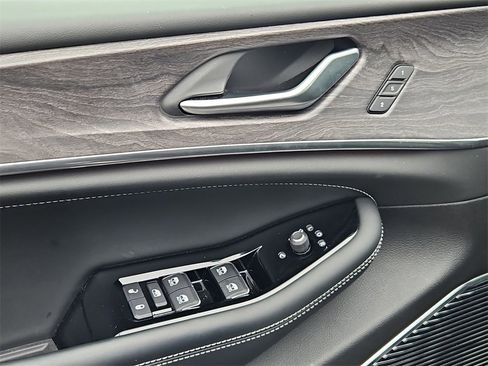 Used 2023 Jeep Grand Cherokee Overland image 11