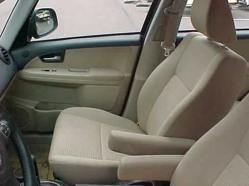 Used 2010 Suzuki SX4 LE FWD image 12