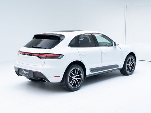 Certified 2025 Porsche Macan image 9