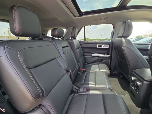 Used 2022 Ford Explorer Limited w/ Equipment Group 301A RWD image 30