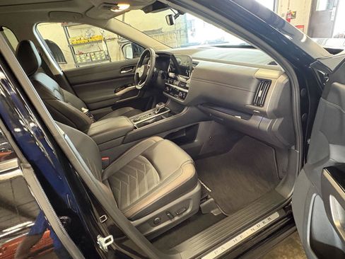 Used 2025 Nissan Pathfinder Platinum w/ Cargo Package AWD/4WD image 16